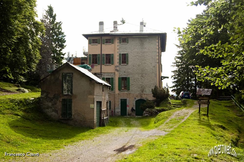 001 Il rifugio Porta punto di partenza dell'escursione.jpg